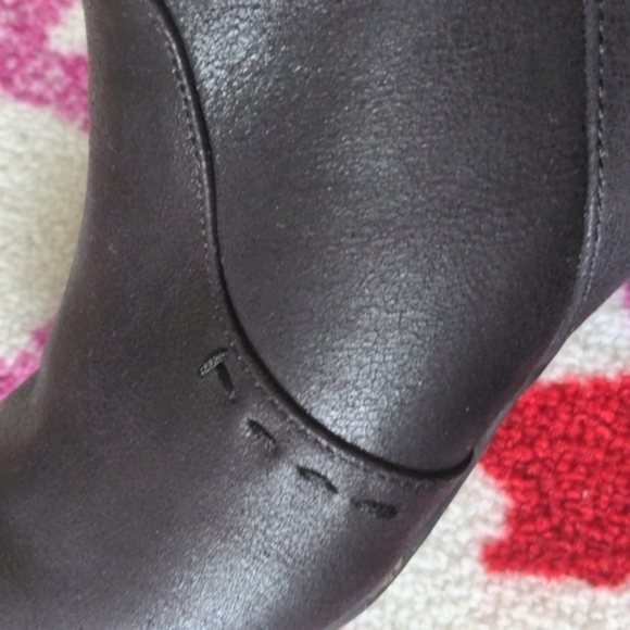 Report Size 9 Black Booties with‎ Decorative Stitching - Picture 6 of 8